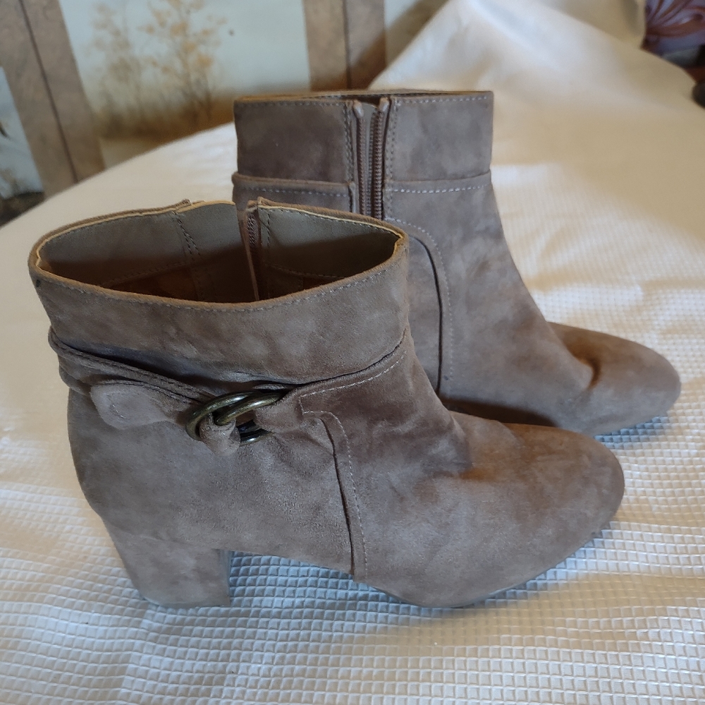 White Mountain Suede boots